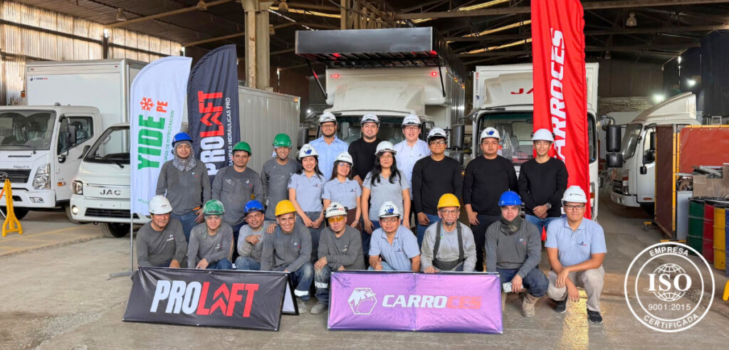 Equipo de Carroces en su planta de fabricación